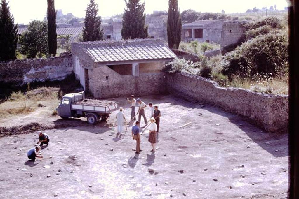 ll.5 Pompeii, 1968. Looking west at northern end. Photo by Stanley A. Jashemski.
Source: The Wilhelmina and Stanley A. Jashemski archive in the University of Maryland Library, Special Collections (See collection page) and made available under the Creative Commons Attribution-Non Commercial License v.4. See Licence and use details.
J68f0878