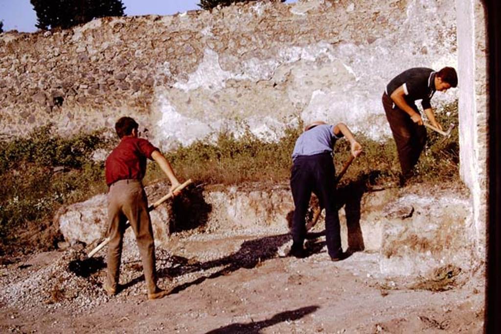 II.5 Pompeii, 1968. Excavating the triclinium in north-west corner. Photo by Stanley A. Jashemski.
Source: The Wilhelmina and Stanley A. Jashemski archive in the University of Maryland Library, Special Collections (See collection page) and made available under the Creative Commons Attribution-Non Commercial License v.4. See Licence and use details.
J68f0898