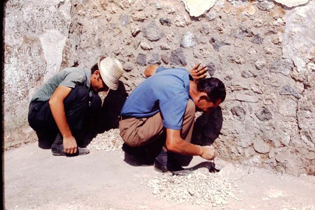 II.5 Pompeii, 1968. Discovering a row of buried amphorae. Photo by Stanley A. Jashemski.
Source: The Wilhelmina and Stanley A. Jashemski archive in the University of Maryland Library, Special Collections (See collection page) and made available under the Creative Commons Attribution-Non Commercial License v.4. See Licence and use details.
J68f0904