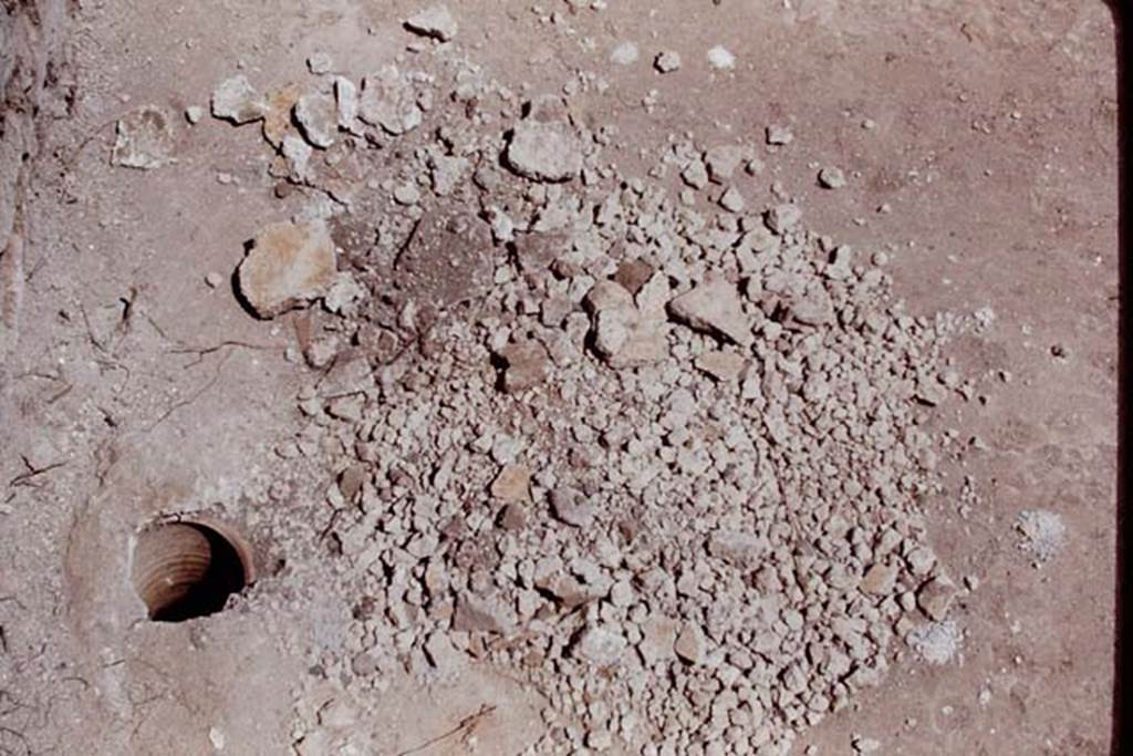II.5 Pompeii, 1968. A buried amphora built into the couch of the triclinium. Photo by Stanley A. Jashemski.
Source: The Wilhelmina and Stanley A. Jashemski archive in the University of Maryland Library, Special Collections (See collection page) and made available under the Creative Commons Attribution-Non Commercial License v.4. See Licence and use details.
J68f0906
