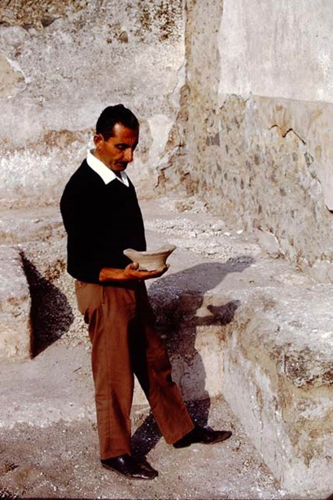 ll.5 Pompeii, 1968. Sig. Sicignano near the triclinium in north-west corner, with a find. Photo by Stanley A. Jashemski.
Source: The Wilhelmina and Stanley A. Jashemski archive in the University of Maryland Library, Special Collections (See collection page) and made available under the Creative Commons Attribution-Non Commercial License v.4. See Licence and use details.
J68f1619