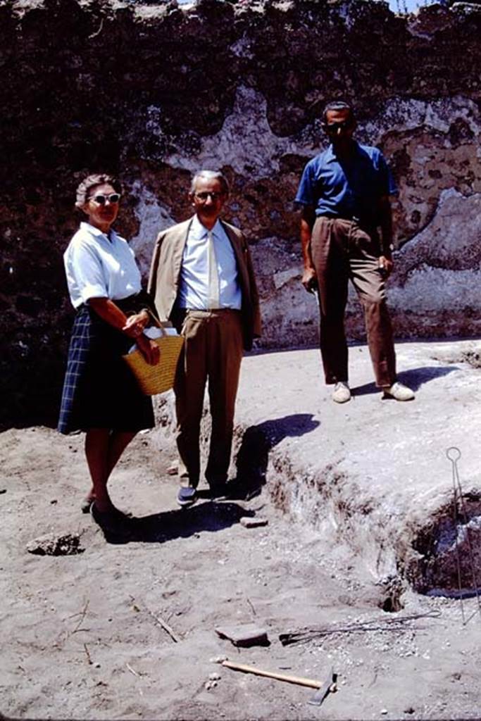II.5 Pompeii, 1968. Wilhelmina, Prof. de Franciscis and Sig. Sicignano. Photo by Stanley A. Jashemski.
Source: The Wilhelmina and Stanley A. Jashemski archive in the University of Maryland Library, Special Collections (See collection page) and made available under the Creative Commons Attribution-Non Commercial License v.4. See Licence and use details.
J68f1075
