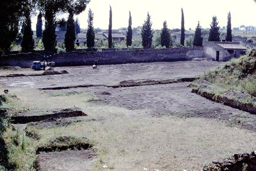 ll.5 Pompeii, 1968. Looking north-west. Photo by Stanley A. Jashemski.
Source: The Wilhelmina and Stanley A. Jashemski archive in the University of Maryland Library, Special Collections (See collection page) and made available under the Creative Commons Attribution-Non Commercial License v.4. See Licence and use details.
J68f1087