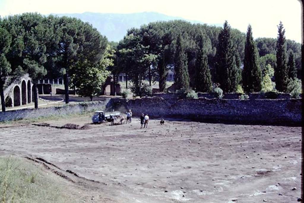 ll.5 Pompeii, 1968. Looking south-west across site. Photo by Stanley A. Jashemski.
Source: The Wilhelmina and Stanley A. Jashemski archive in the University of Maryland Library, Special Collections (See collection page) and made available under the Creative Commons Attribution-Non Commercial License v.4. See Licence and use details.
J68f1089