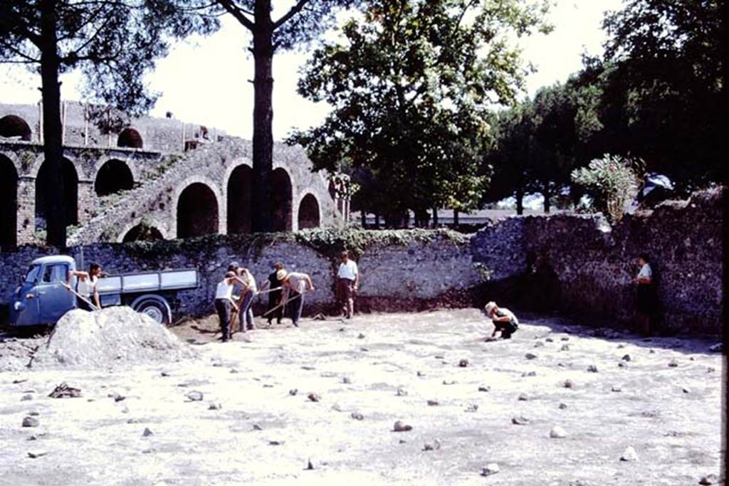 ll.5 Pompeii, 1968. Working in the south-west corner. Photo by Stanley A. Jashemski.
Source: The Wilhelmina and Stanley A. Jashemski archive in the University of Maryland Library, Special Collections (See collection page) and made available under the Creative Commons Attribution-Non Commercial License v.4. See Licence and use details.
J68f1202