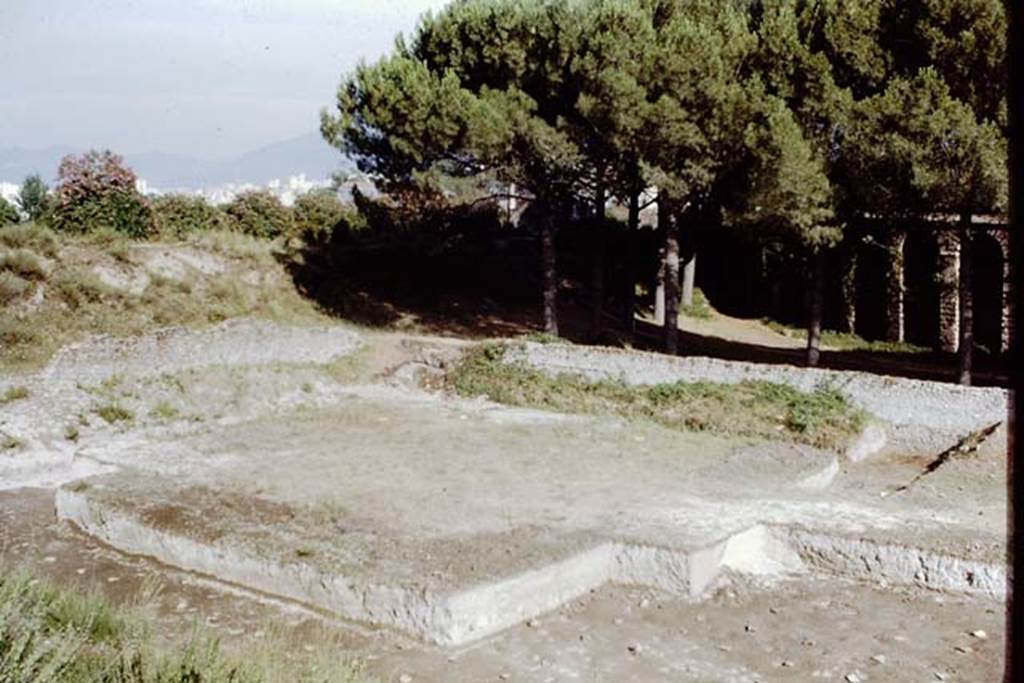 ll.5 Pompeii, 1968. Looking towards eastern side of site. Photo by Stanley A. Jashemski.
Source: The Wilhelmina and Stanley A. Jashemski archive in the University of Maryland Library, Special Collections (See collection page) and made available under the Creative Commons Attribution-Non Commercial License v.4. See Licence and use details.
J68f1222