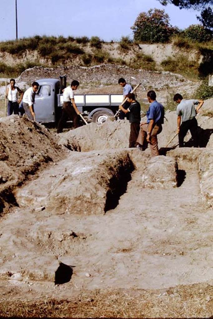 ll.5 Pompeii, 1968. Excavating the southern side of the site, looking eastwards. Photo by Stanley A. Jashemski.
Source: The Wilhelmina and Stanley A. Jashemski archive in the University of Maryland Library, Special Collections (See collection page) and made available under the Creative Commons Attribution-Non Commercial License v.4. See Licence and use details.
J68f1393