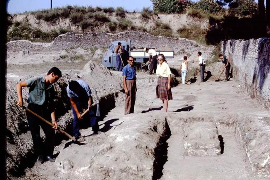 ll.5 Pompeii, 1968. Excavating the southern side of the site, looking eastwards. Photo by Stanley A. Jashemski.
Source: The Wilhelmina and Stanley A. Jashemski archive in the University of Maryland Library, Special Collections (See collection page) and made available under the Creative Commons Attribution-Non Commercial License v.4. See Licence and use details.
J68f1472