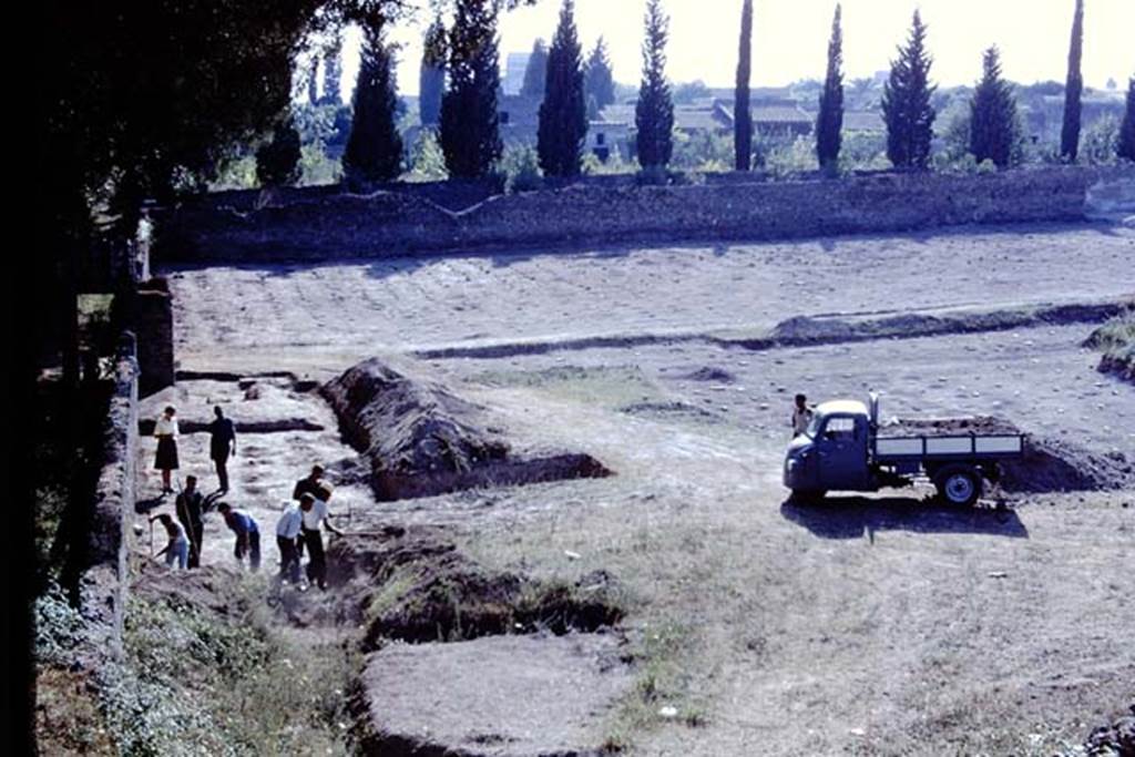 ll.5 Pompeii, 1968. Excavating the southern side of the site, looking westwards. Photo by Stanley A. Jashemski.
Source: The Wilhelmina and Stanley A. Jashemski archive in the University of Maryland Library, Special Collections (See collection page) and made available under the Creative Commons Attribution-Non Commercial License v.4. See Licence and use details.
J68f1473