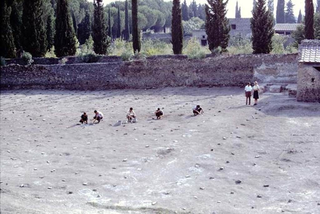 ll.5 Pompeii, 1968. Looking west across cleared site towards triclinium in north-west corner, with many root-cavities marked by large stones. Photo by Stanley A. Jashemski.
Source: The Wilhelmina and Stanley A. Jashemski archive in the University of Maryland Library, Special Collections (See collection page) and made available under the Creative Commons Attribution-Non Commercial License v.4. See Licence and use details.
J68f1629