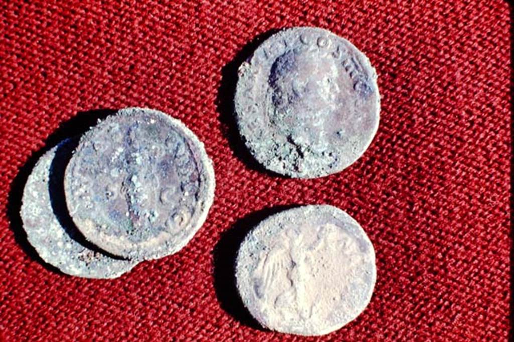 II.5 Pompeii, 1968. 4 coins found. Photo by Stanley A. Jashemski.
Source: The Wilhelmina and Stanley A. Jashemski archive in the University of Maryland Library, Special Collections (See collection page) and made available under the Creative Commons Attribution-Non Commercial License v.4. See Licence and use details.
J68f1729