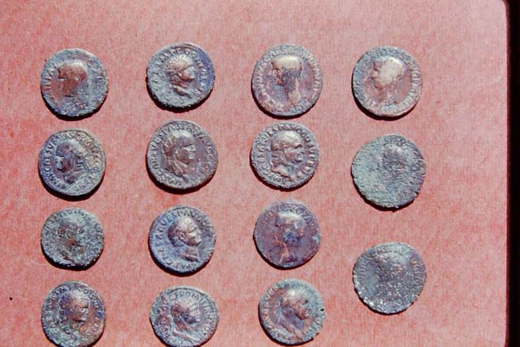 II.5 Pompeii, 1968. 15 coins. Photo by Stanley A. Jashemski.
Source: The Wilhelmina and Stanley A. Jashemski archive in the University of Maryland Library, Special Collections (See collection page) and made available under the Creative Commons Attribution-Non Commercial License v.4. See Licence and use details.
J68f1799