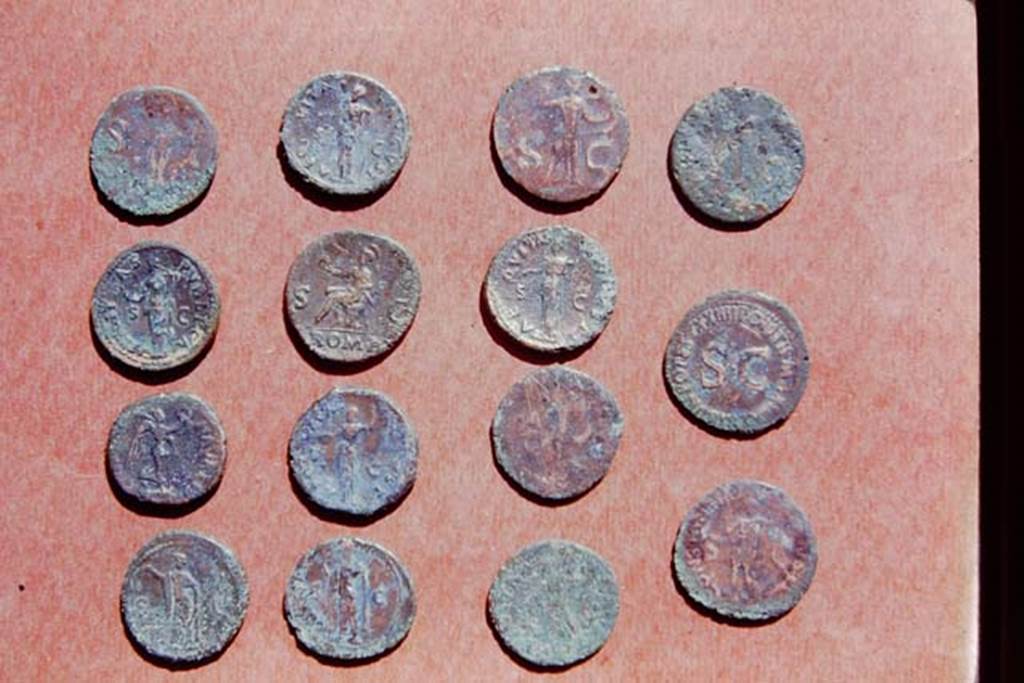 II.5 Pompeii, 1968. Reverse of 15 coins. Photo by Stanley A. Jashemski.
Source: The Wilhelmina and Stanley A. Jashemski archive in the University of Maryland Library, Special Collections (See collection page) and made available under the Creative Commons Attribution-Non Commercial License v.4. See Licence and use details.
J68f1800