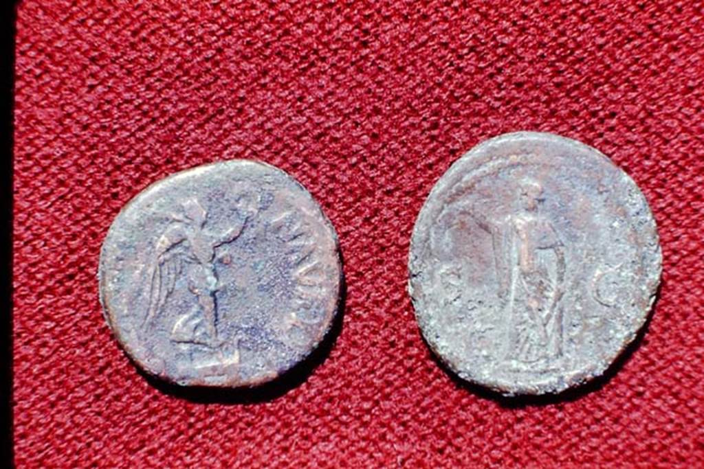 II.5 Pompeii, 1968. Detail of reverse of coins. Photo by Stanley A. Jashemski.
Source: The Wilhelmina and Stanley A. Jashemski archive in the University of Maryland Library, Special Collections (See collection page) and made available under the Creative Commons Attribution-Non Commercial License v.4. See Licence and use details.
J68f1784