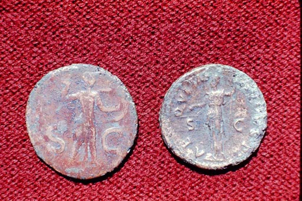 II.5 Pompeii, 1968. Detail of reverse of coins. Photo by Stanley A. Jashemski.
Source: The Wilhelmina and Stanley A. Jashemski archive in the University of Maryland Library, Special Collections (See collection page) and made available under the Creative Commons Attribution-Non Commercial License v.4. See Licence and use details.
J68f1790