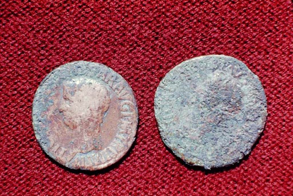 II.5 Pompeii, 1968. Detail of coins. Photo by Stanley A. Jashemski.
Source: The Wilhelmina and Stanley A. Jashemski archive in the University of Maryland Library, Special Collections (See collection page) and made available under the Creative Commons Attribution-Non Commercial License v.4. See Licence and use details.
J68f1793