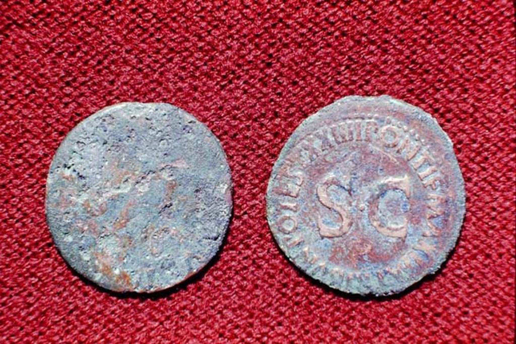 II.5 Pompeii, 1968. Detail of reverse of coins. Photo by Stanley A. Jashemski.
Source: The Wilhelmina and Stanley A. Jashemski archive in the University of Maryland Library, Special Collections (See collection page) and made available under the Creative Commons Attribution-Non Commercial License v.4. See Licence and use details.
J68f1794