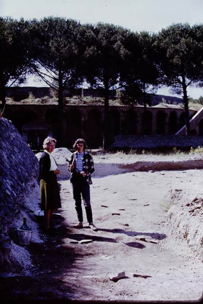 II.5 Pompeii. 1970. Wilhelmina and a visitor to the site. Photo by Stanley A. Jashemski.
Source: The Wilhelmina and Stanley A. Jashemski archive in the University of Maryland Library, Special Collections (See collection page) and made available under the Creative Commons Attribution-Non Commercial License v.4. See Licence and use details.
J70f0477