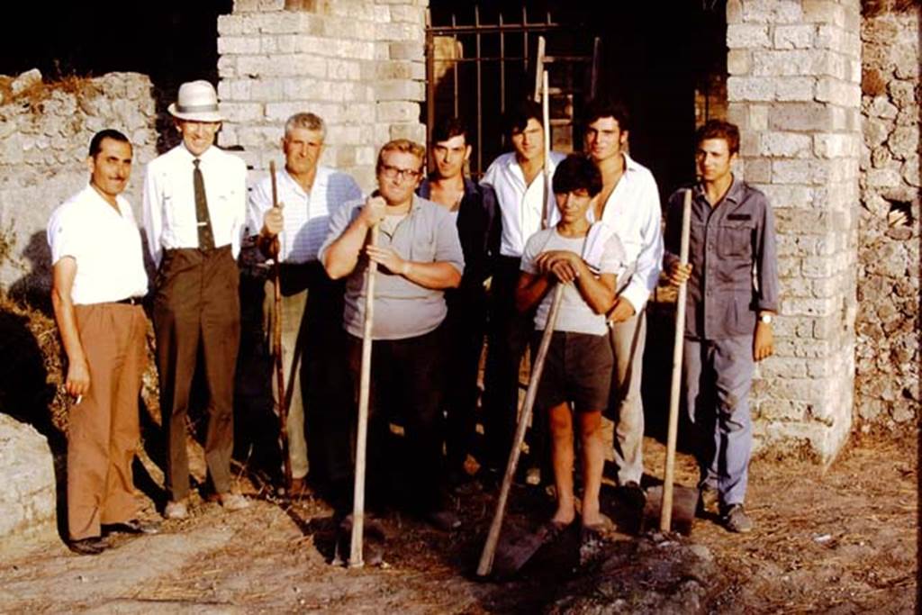 II.5 Pompeii. 1970. Sig. Sicignano and his workers. Photo by Stanley A. Jashemski.
Source: The Wilhelmina and Stanley A. Jashemski archive in the University of Maryland Library, Special Collections (See collection page) and made available under the Creative Commons Attribution-Non Commercial License v.4. See Licence and use details.
J70f0788