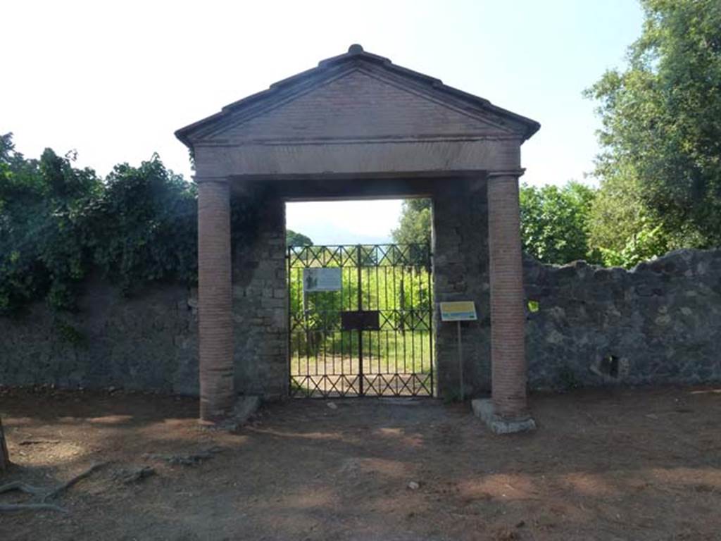 II.5.5 Pompeii. June 2012. Entrance doorway on Via di Castricio. Courtesy of Michael Binns.