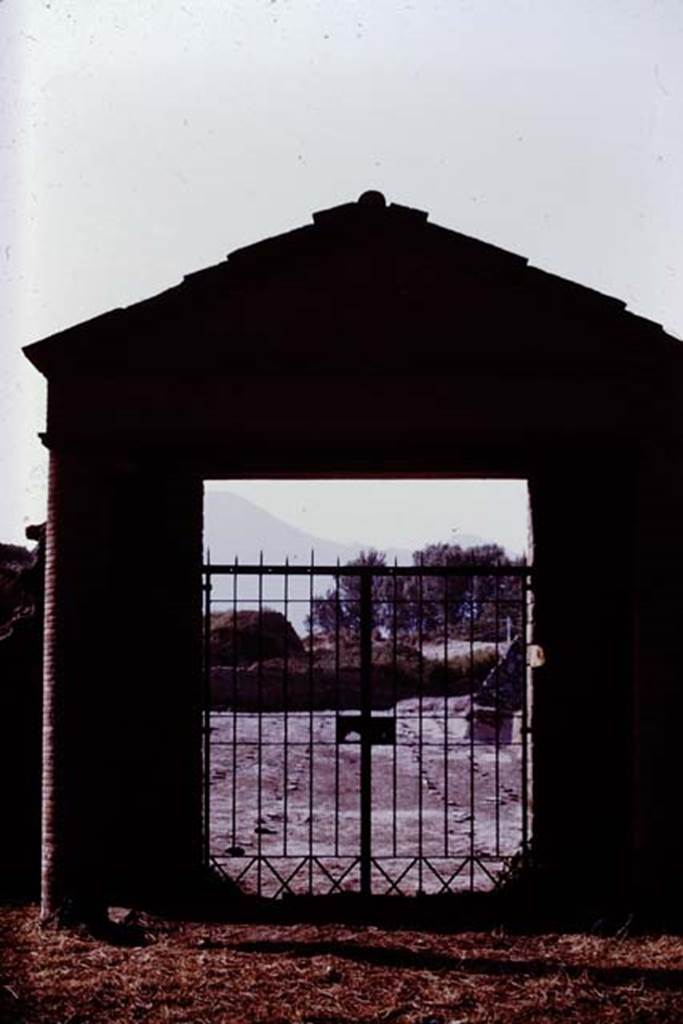 II.5.5 Pompeii. 1970. Looking north through entrance gateway during Jashemski excavations. Photo by Stanley A. Jashemski.
Source: The Wilhelmina and Stanley A. Jashemski archive in the University of Maryland Library, Special Collections (See collection page) and made available under the Creative Commons Attribution-Non Commercial License v.4. See Licence and use details. J70f0702