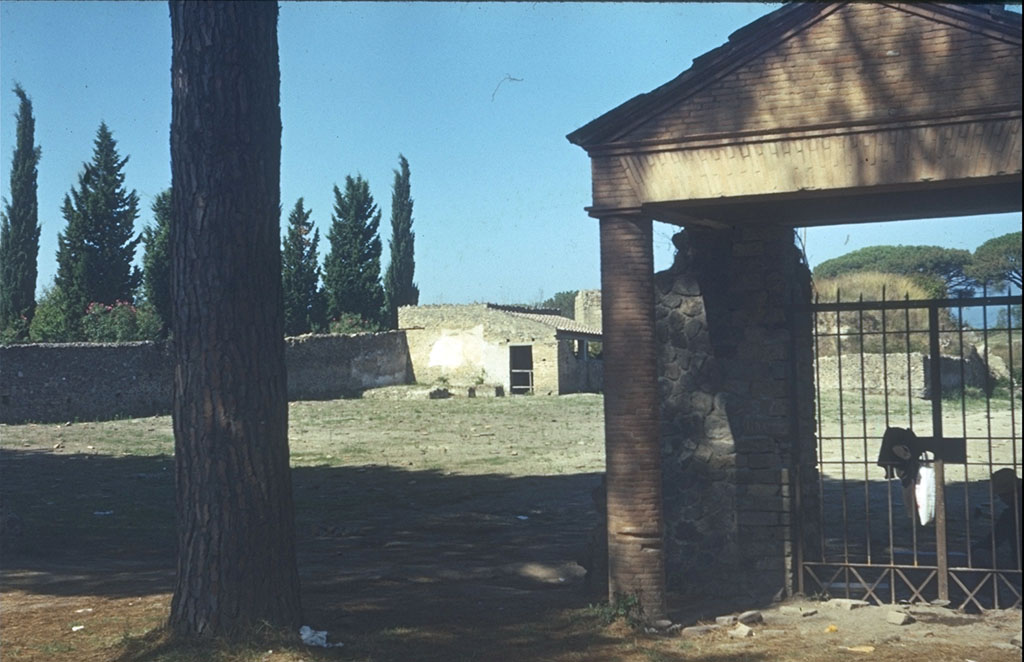II.5.5 Pompeii. Garden entrance, looking north-east towards triclinium and building where wine was made.
Photographed 1970-79 by Günther Einhorn, picture courtesy of his son Ralf Einhorn.