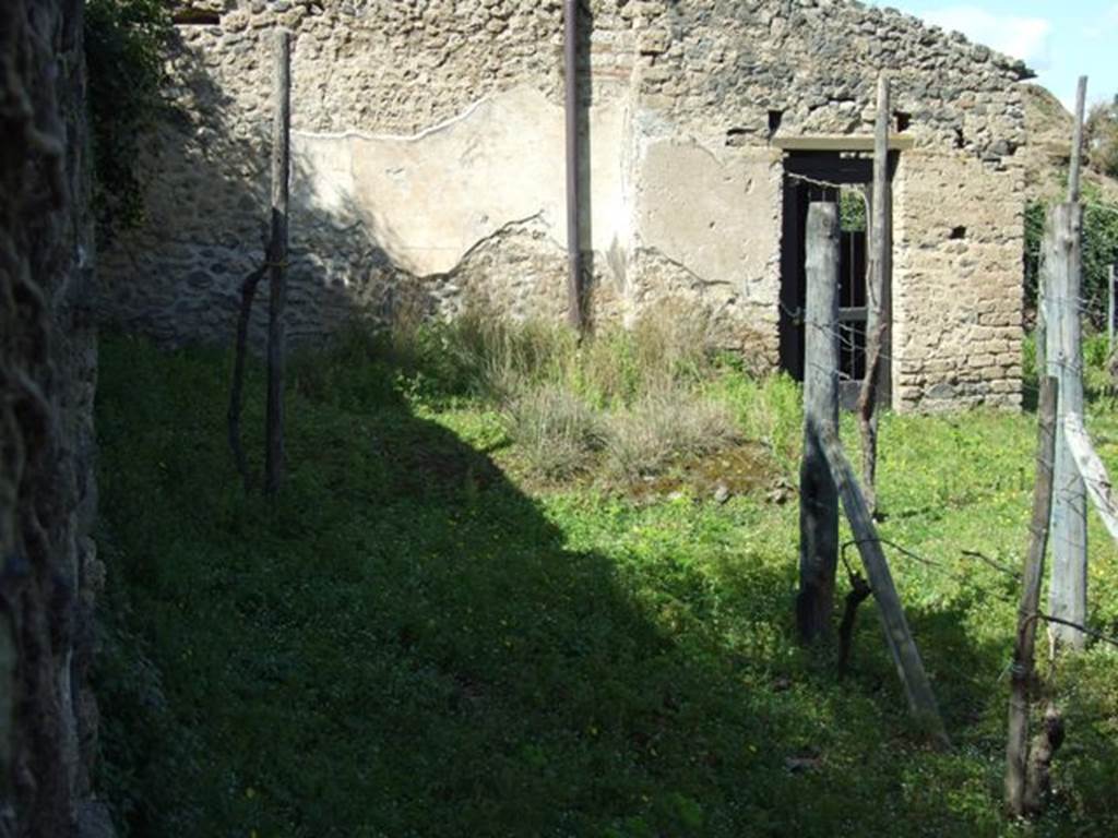 II.5.5. Pompeii. Remains of Triclinium on south side of building where wine was made.