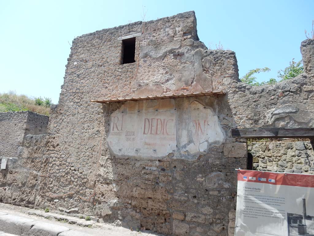III.2.1 Pompeii. June 2019. Front facade on right (east) side of entrance doorway.
Photo courtesy of Buzz Ferebee.
