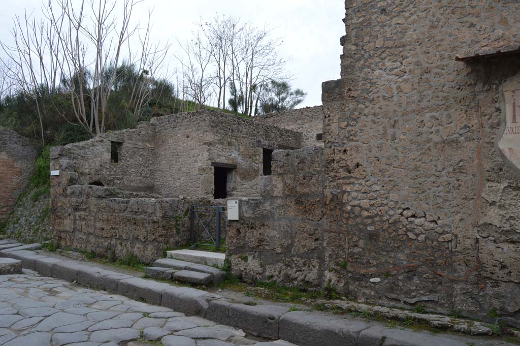 III.2.1 Pompeii. March 2018. Looking west along north side of Via dell’Abbondanza towards the entrance doorway.
Foto Taylor Lauritsen, ERC Grant 681269 DÉCOR.

