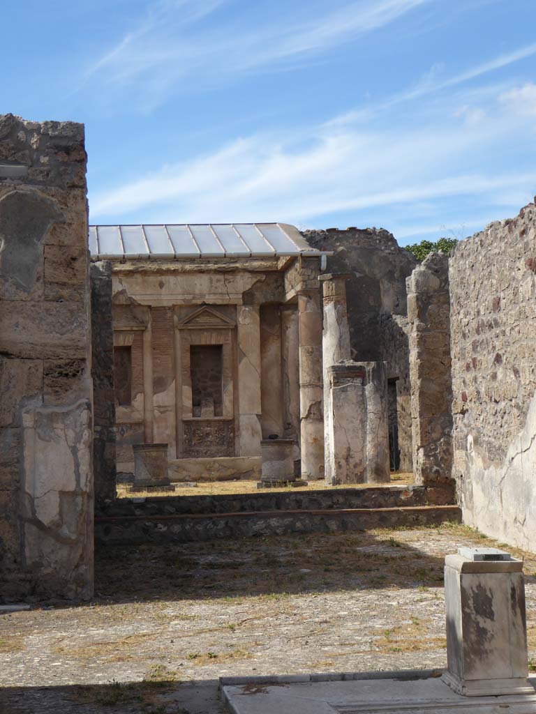 V.1.7 Pompeii. September 2017. Room 8, looking north across tablinum, with east wall, on right.
Foto Annette Haug, ERC Grant 681269 DÉCOR.

