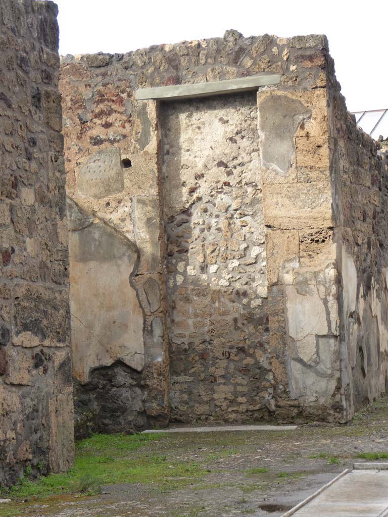 V.1.7 Pompeii. January 2017. Looking from atrium towards blocked doorway in north wall of atrium/ala 7.
Foto Annette Haug, ERC Grant 681269 DÉCOR.


