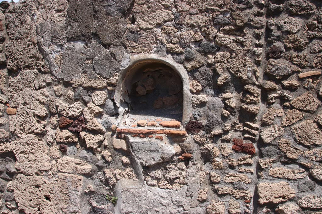 V.1.7 Pompeii. May 2024. Niche on east wall of the peristyle “b”. Photo courtesy of Klaus Heese.