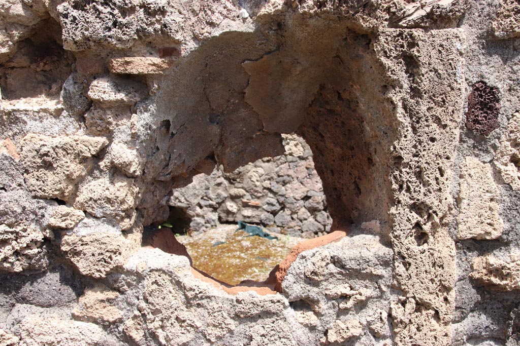 V.1.7 Pompeii. May 2024. Second niche on east wall of peristyle “b”. Photo courtesy of Klaus Heese.