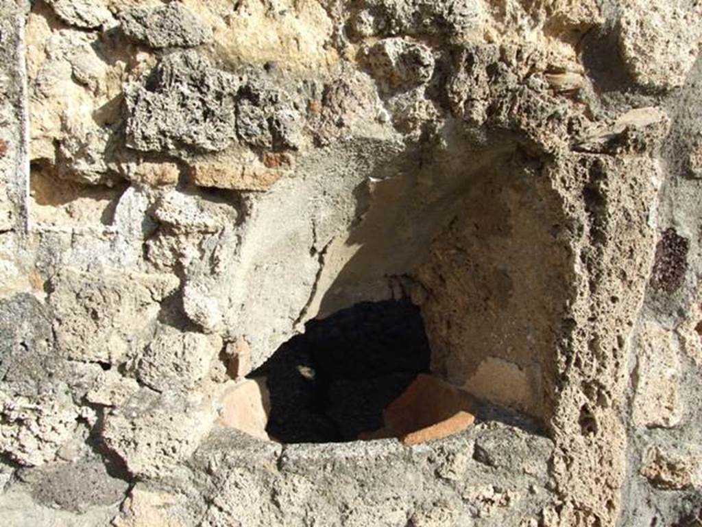 V.1.7 Pompeii.  December 2007. Second niche on east wall of peristyle.