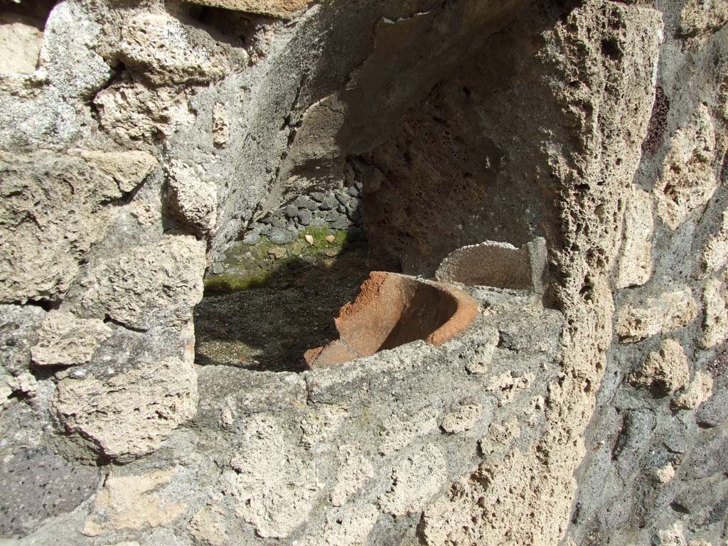 V.1.7 Pompeii. March 2009. Second niche on east wall of peristyle.