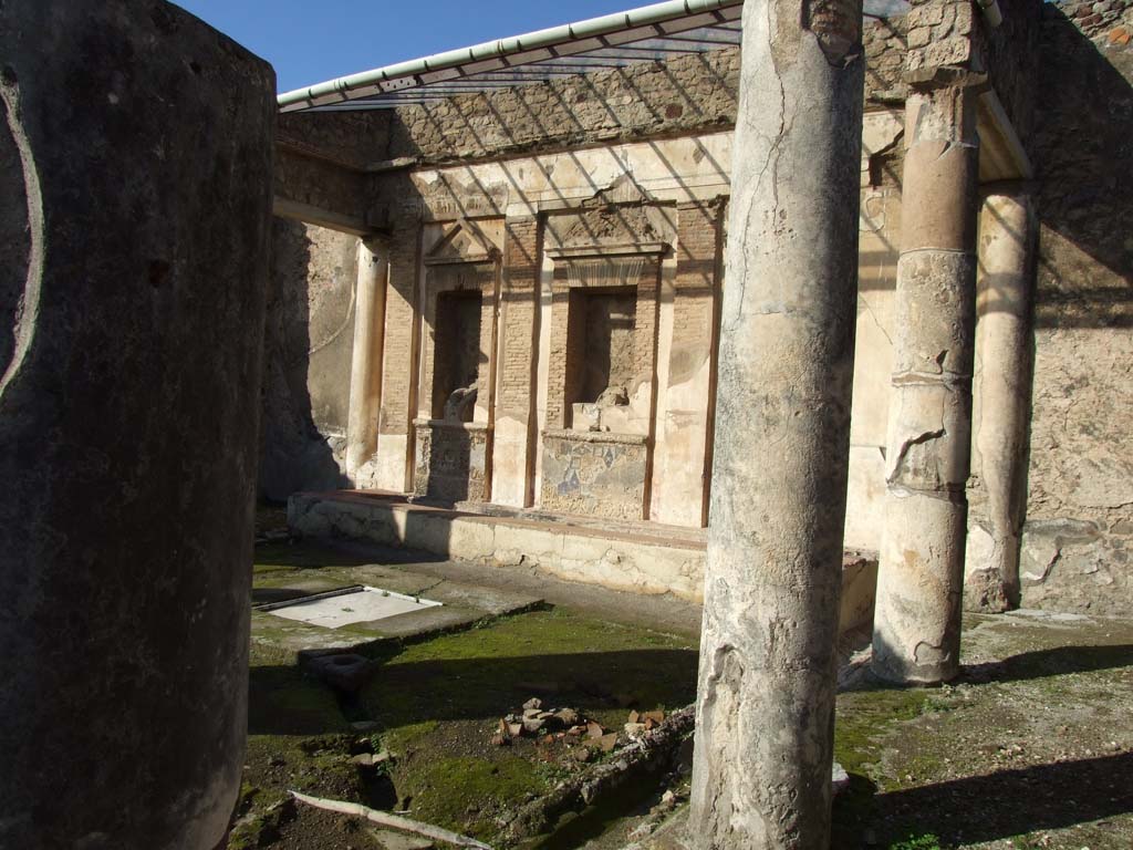 V.1.7 Pompeii. December 2007. Room 17, peristyle.