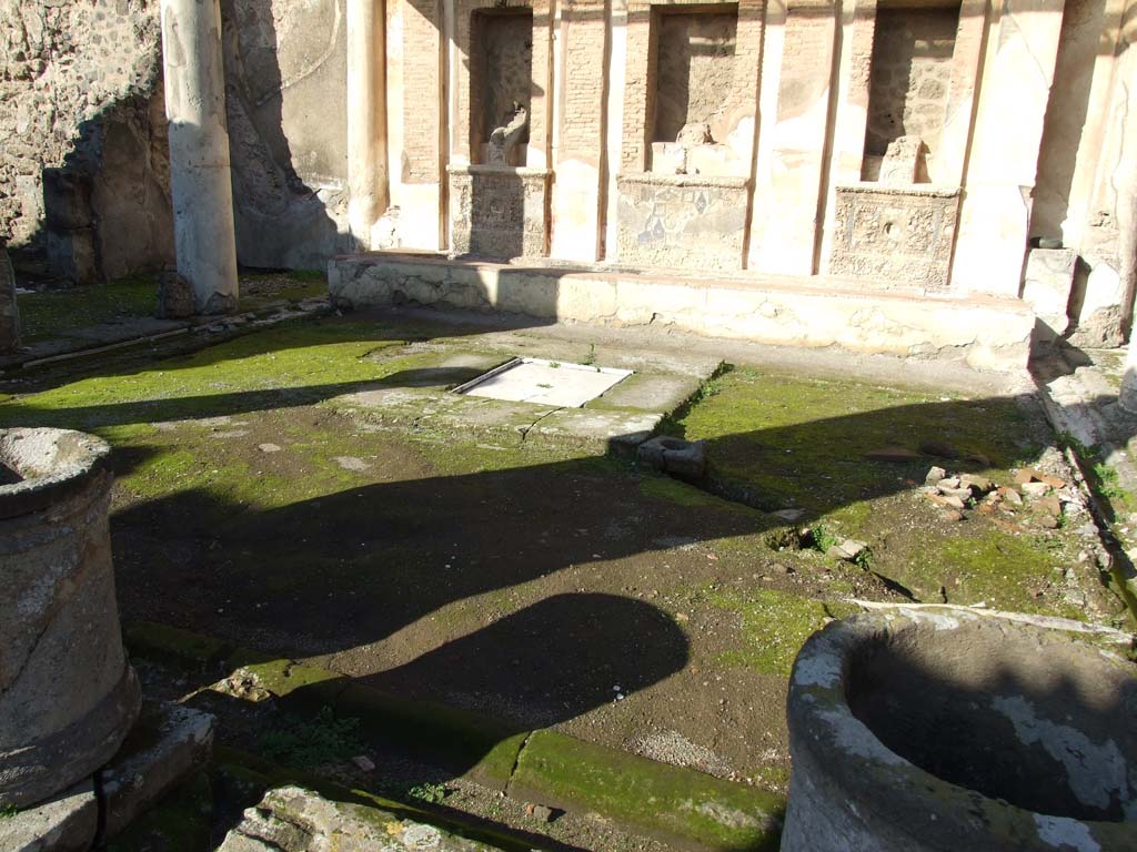 V.1.7 Pompeii. December 2007. Room 17, peristyle.