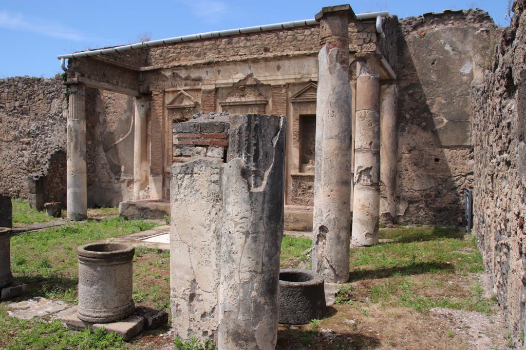 V.1.7 Pompeii. May 2024. 
Room “b”, looking north along east portico, from south-east corner of peristyle area. Photo courtesy of Klaus Heese.
