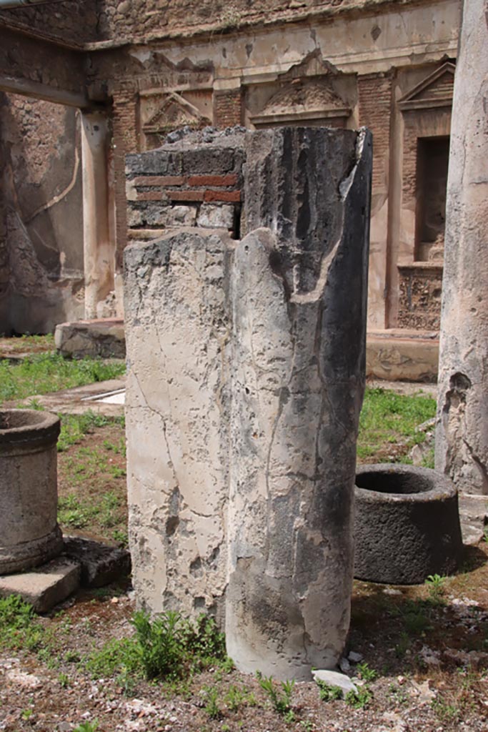 V.1.7 Pompeii. May 2024. 
Room “b”, detail from south-east corner of peristyle area. Photo courtesy of Klaus Heese.
