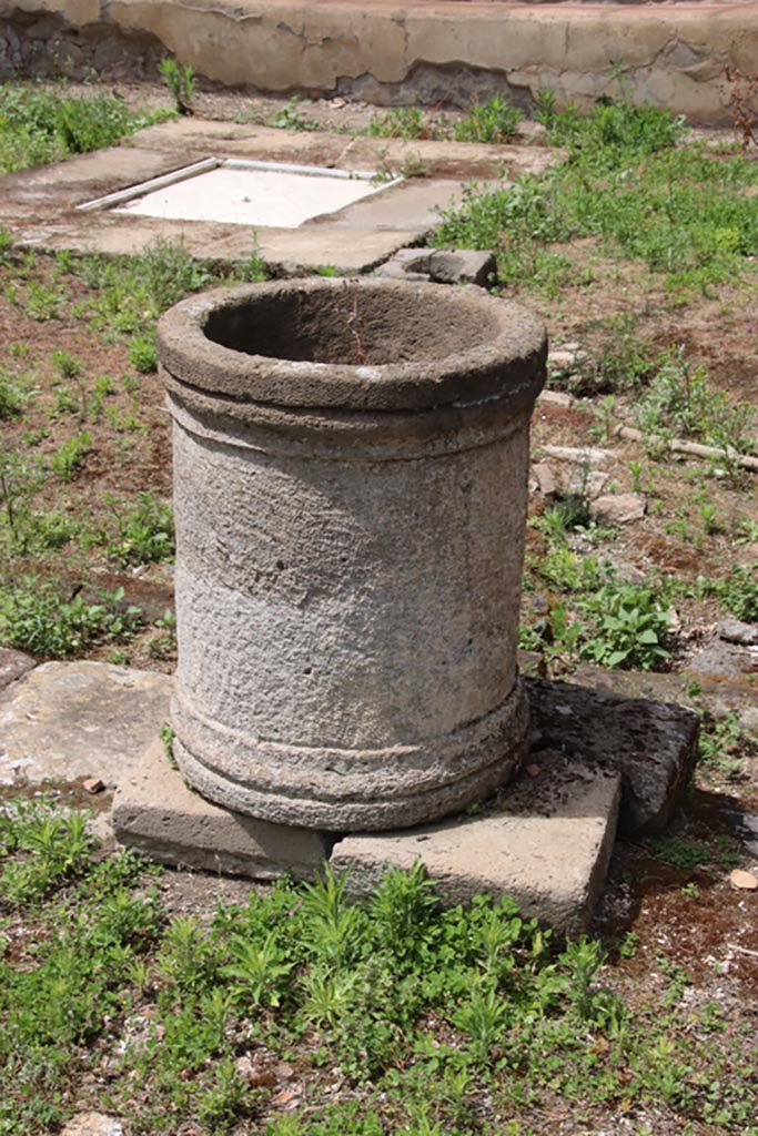 V.1.7 Pompeii. May 2024. 
Room “b”, detail of puteal on south portico in south-east corner of peristyle area. Photo courtesy of Klaus Heese.
