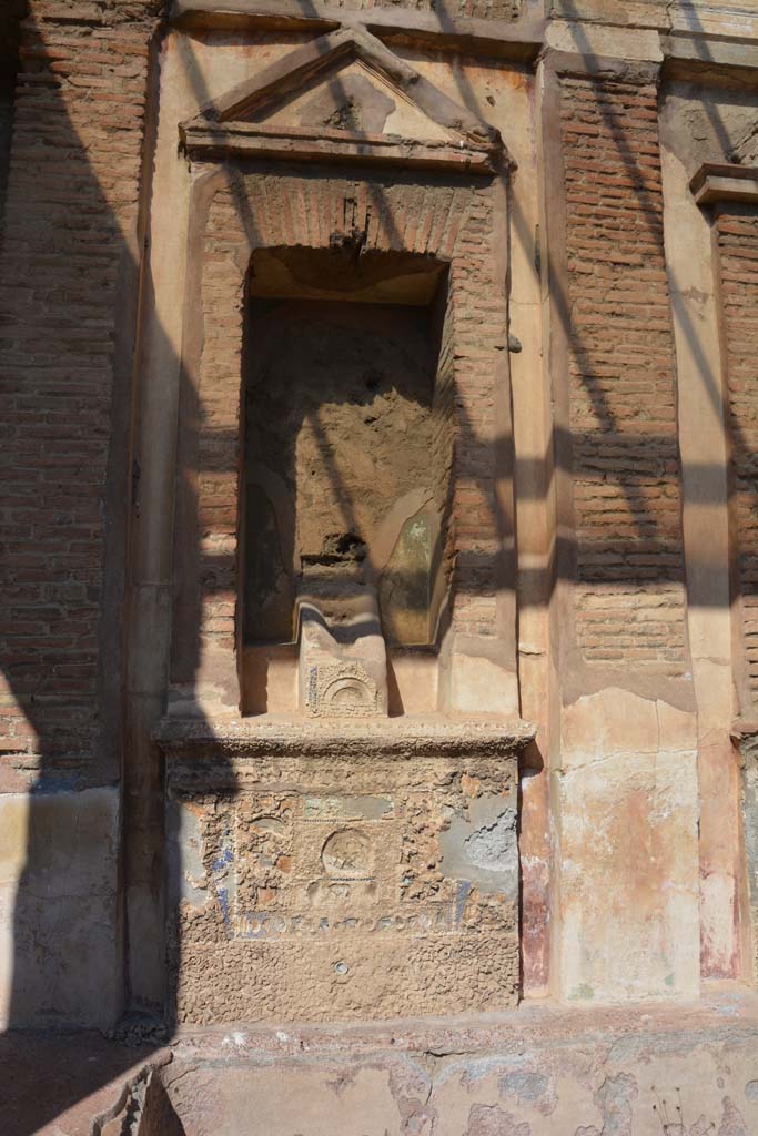 V.1.7 Pompeii. October 2019. Room 17, water feature at west end of north wall of peristyle.
Foto Annette Haug, ERC Grant 681269 DÉCOR.
