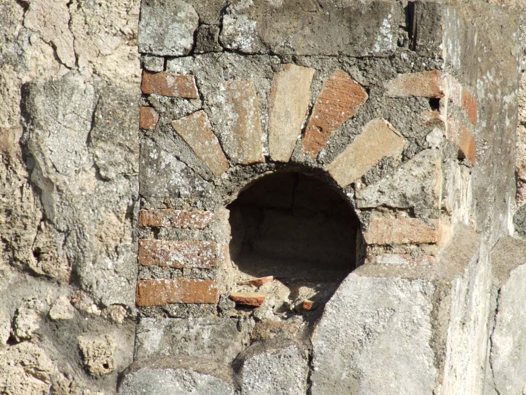 V.1.7 Pompeii. December 2007. Room 17, peristyle. Niche built into a square column.