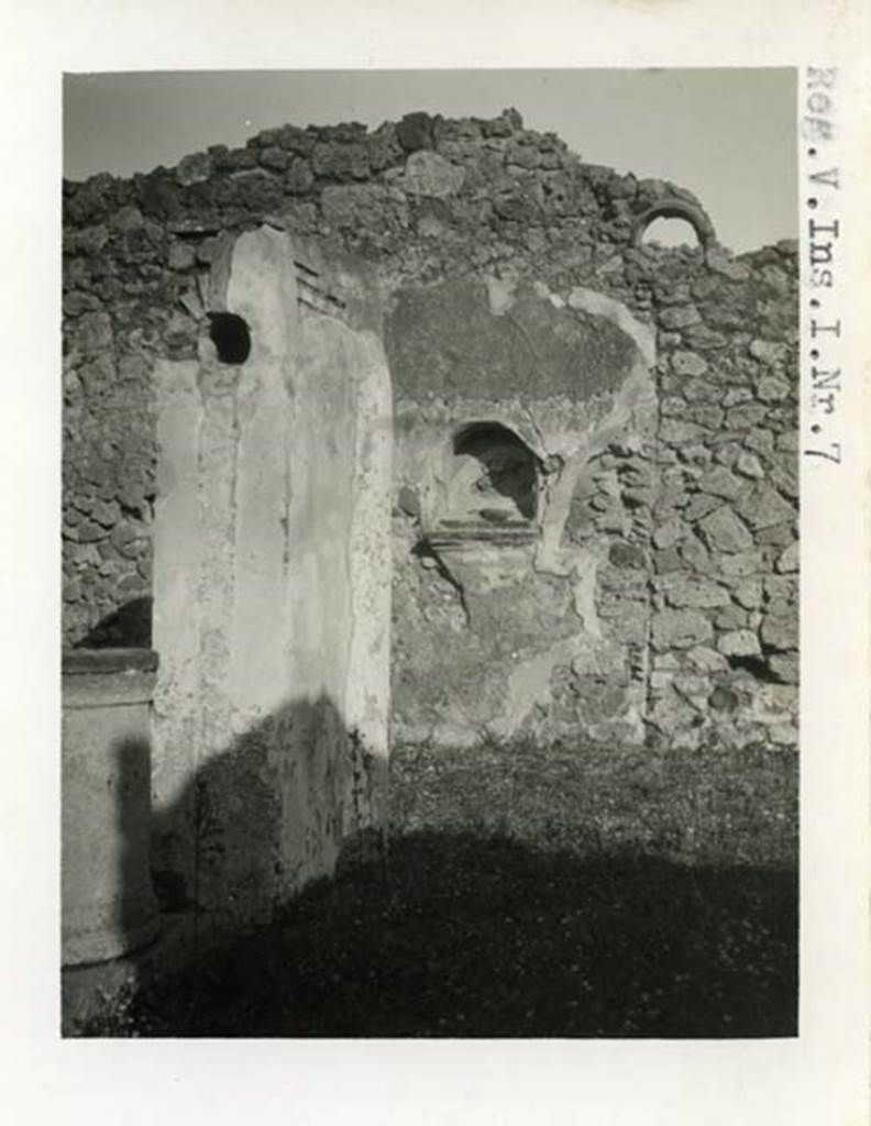 V.1.7 Pompeii. 1937-39. Looking east across peristyle. Photo courtesy of American Academy in Rome, Photographic Archive.  Warsher collection no. 1583

