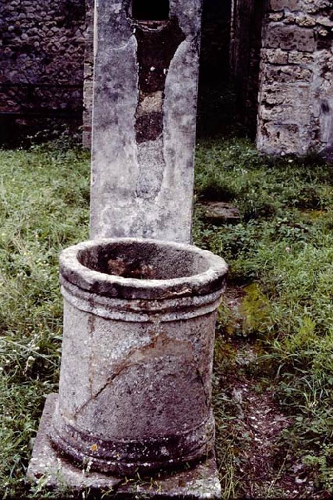 V.1.7 Pompeii. 1984. Room 17, detail of puteal, looking west across peristyle. Source: The Wilhelmina and Stanley A. Jashemski archive in the University of Maryland Library, Special Collections (See collection page) and made available under the Creative Commons Attribution-Non Commercial License v.4. See Licence and use details.
J84f0026
