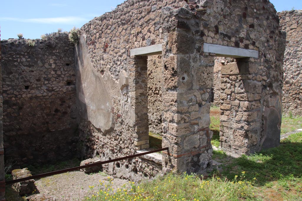 V.1.7 Pompeii. May 2024. 
West side of peristyle, room “f” on left, corridor (h1) in centre, and room “g” on right. Photo courtesy of Klaus Heese.
