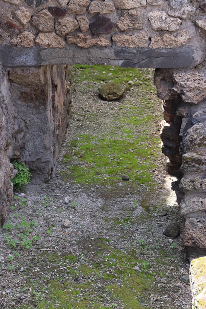 V.1.7 Pompeii. May 2024. Doorway in room “f”, into room “i”. Photo courtesy of Klaus Heese.