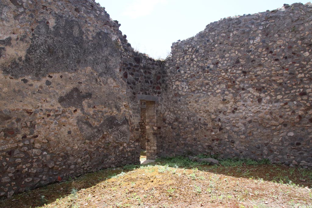 V.1.7 Pompeii. May 2024. Room “g”, south wall, and doorway into corridor (h1) in south-west corner. Photo courtesy of Klaus Heese.