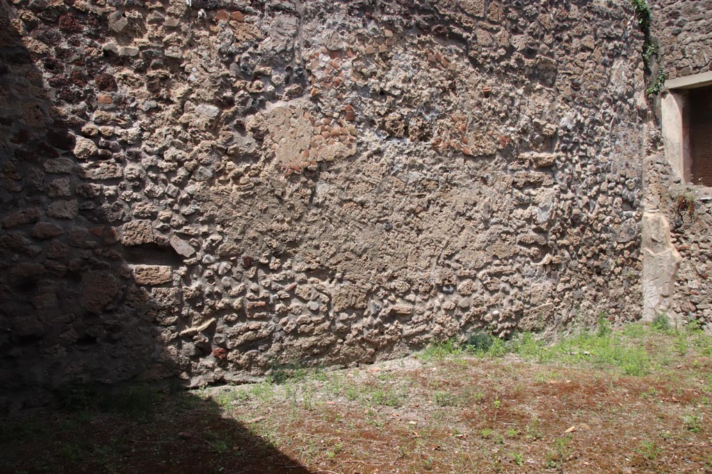 V.1.7 Pompeii. May 2024. Room “g”, north wall and north-east corner. Photo courtesy of Klaus Heese. 