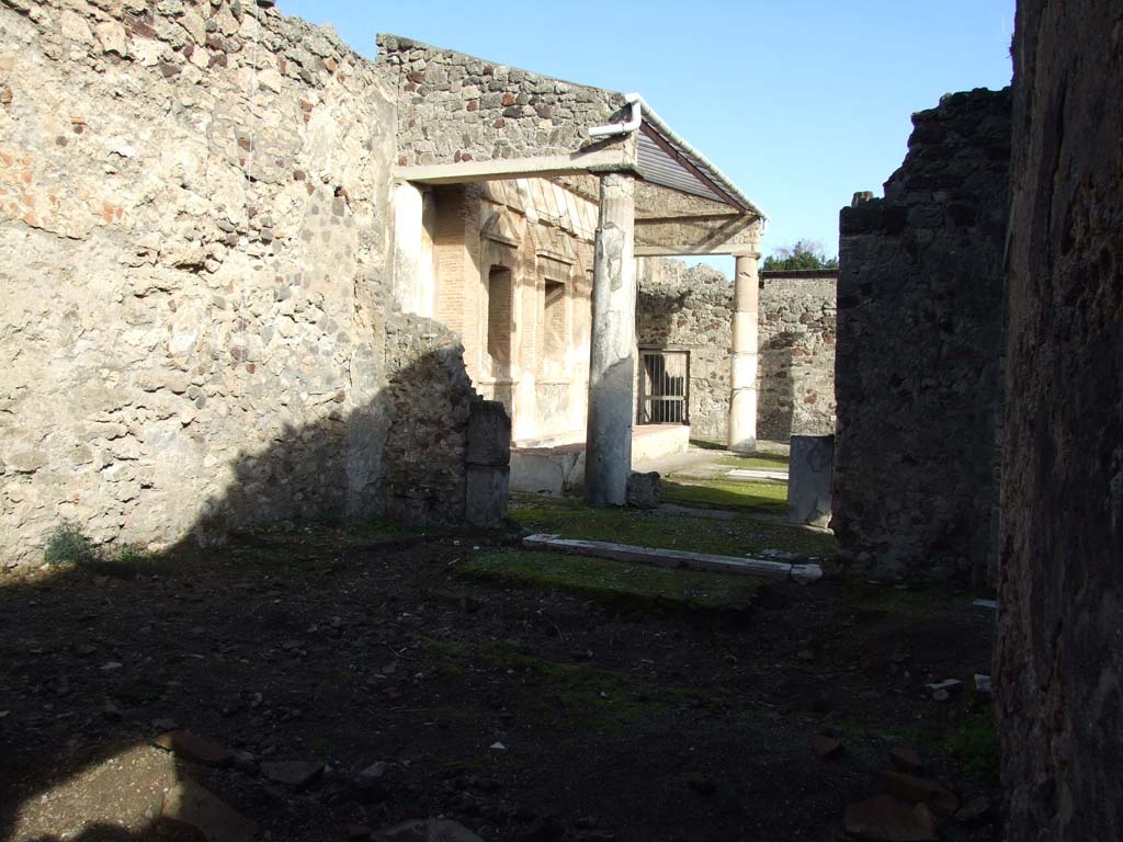 V.1.7 Pompeii. December 2007. Room 24. Looking east towards peristyle and water feature.