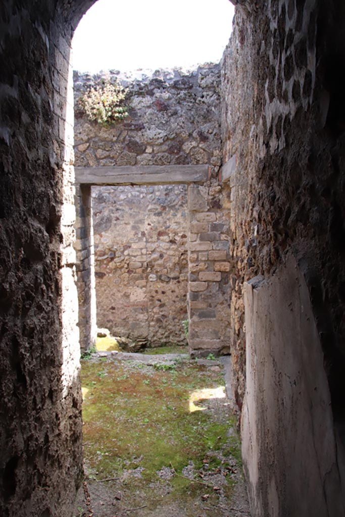 V.1.7 Pompeii. May 2024. 
Looking south towards doorway to room “i”, from corridor (h2). Photo courtesy of Klaus Heese.
